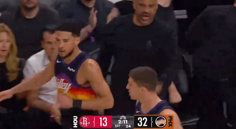 开云体育官网-太阳神！布克迎着伊森打成2+1，首节得分上双&amp;amp;领先火箭20分